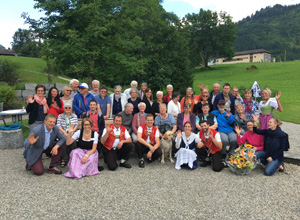 Gruppenbild vor einem Museum im Toggenburg