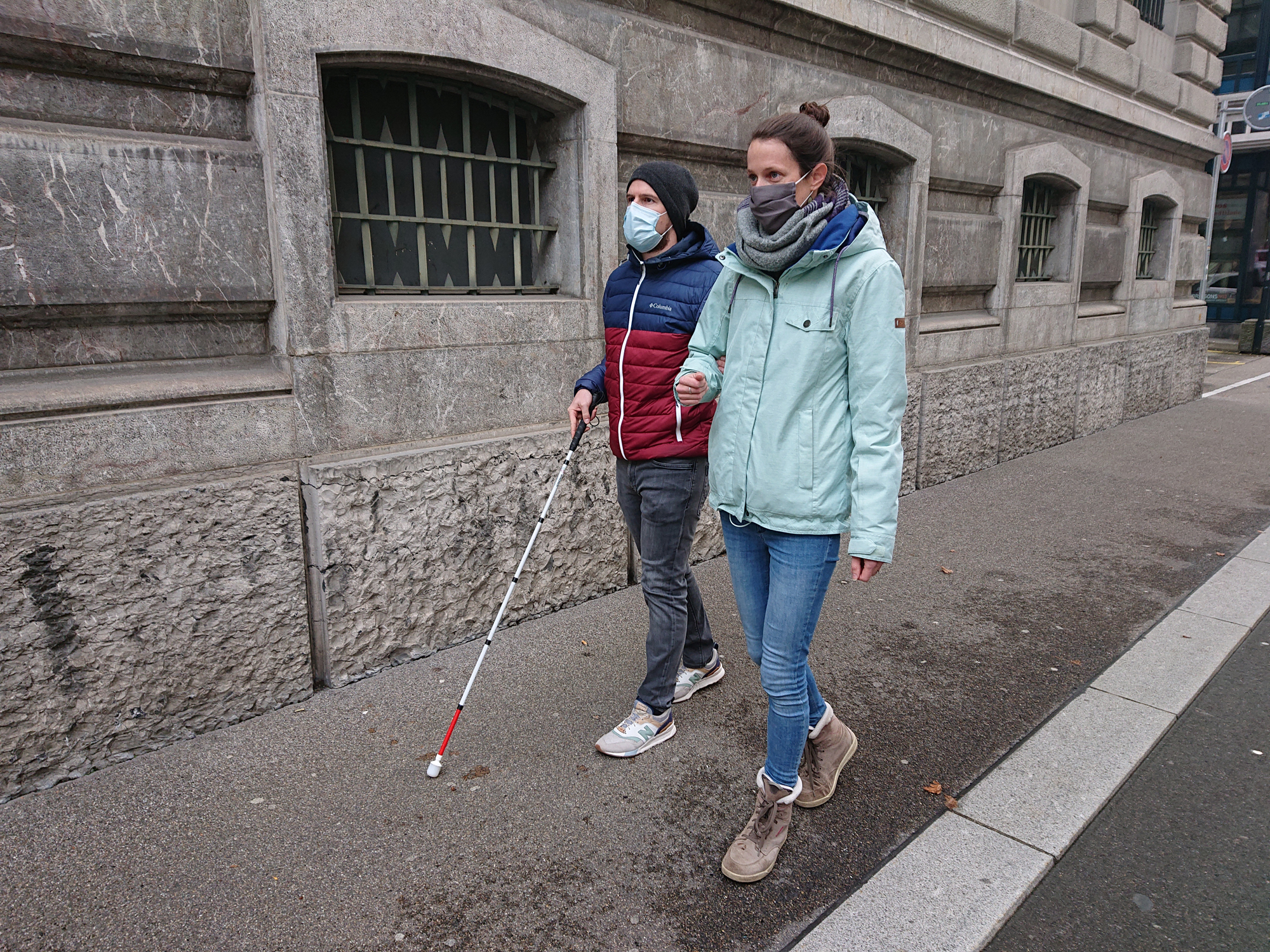 Unterstützen Sie Menschen mit Sehbehinderung bei der Einhaltung des Abstands von 1,5 Metern